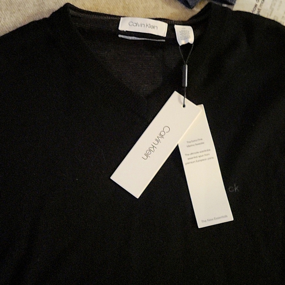 CALVIN KlEN VNECK SWEATER